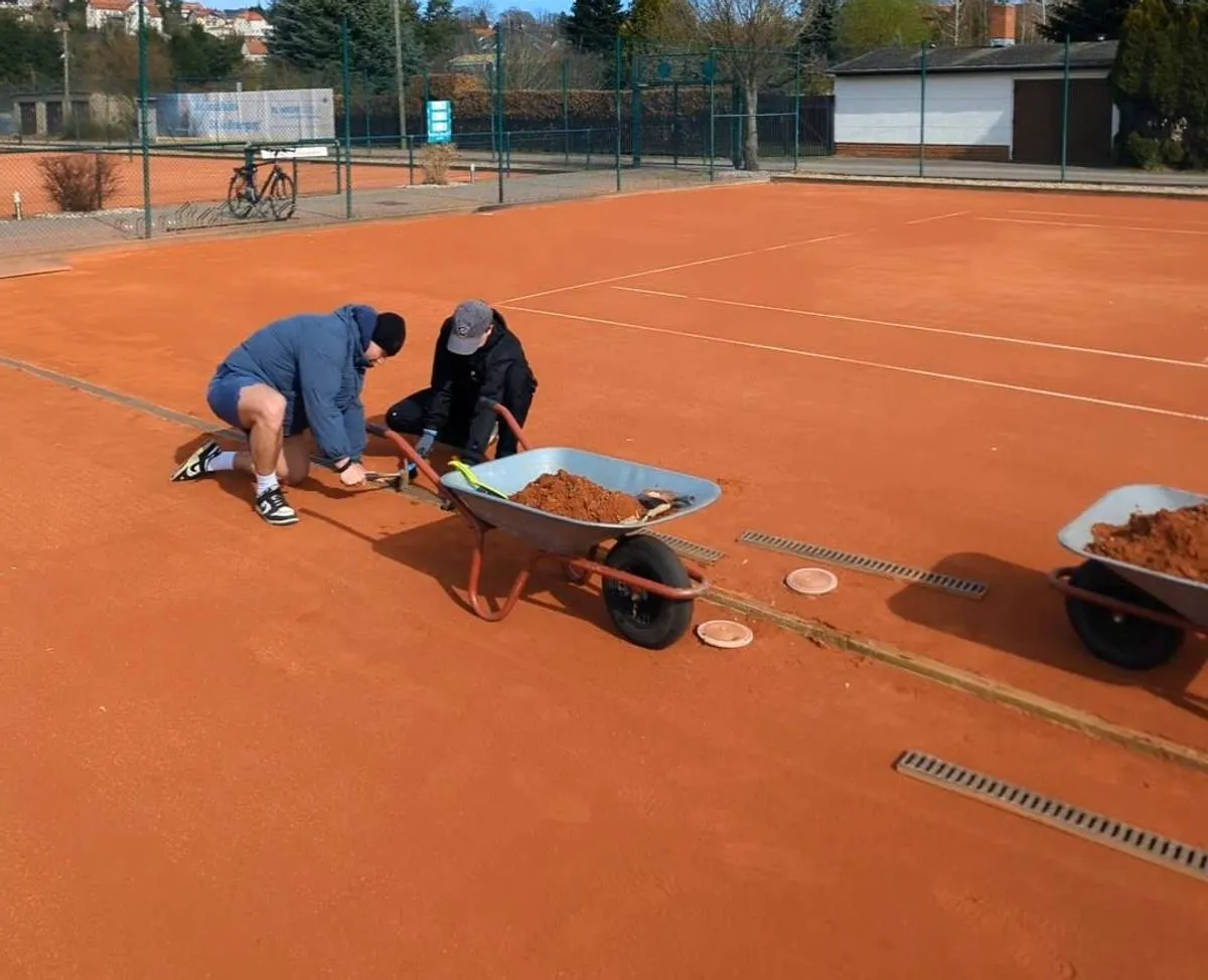 Vorbereitung der Tennisplätze für die Sommersaison 2026